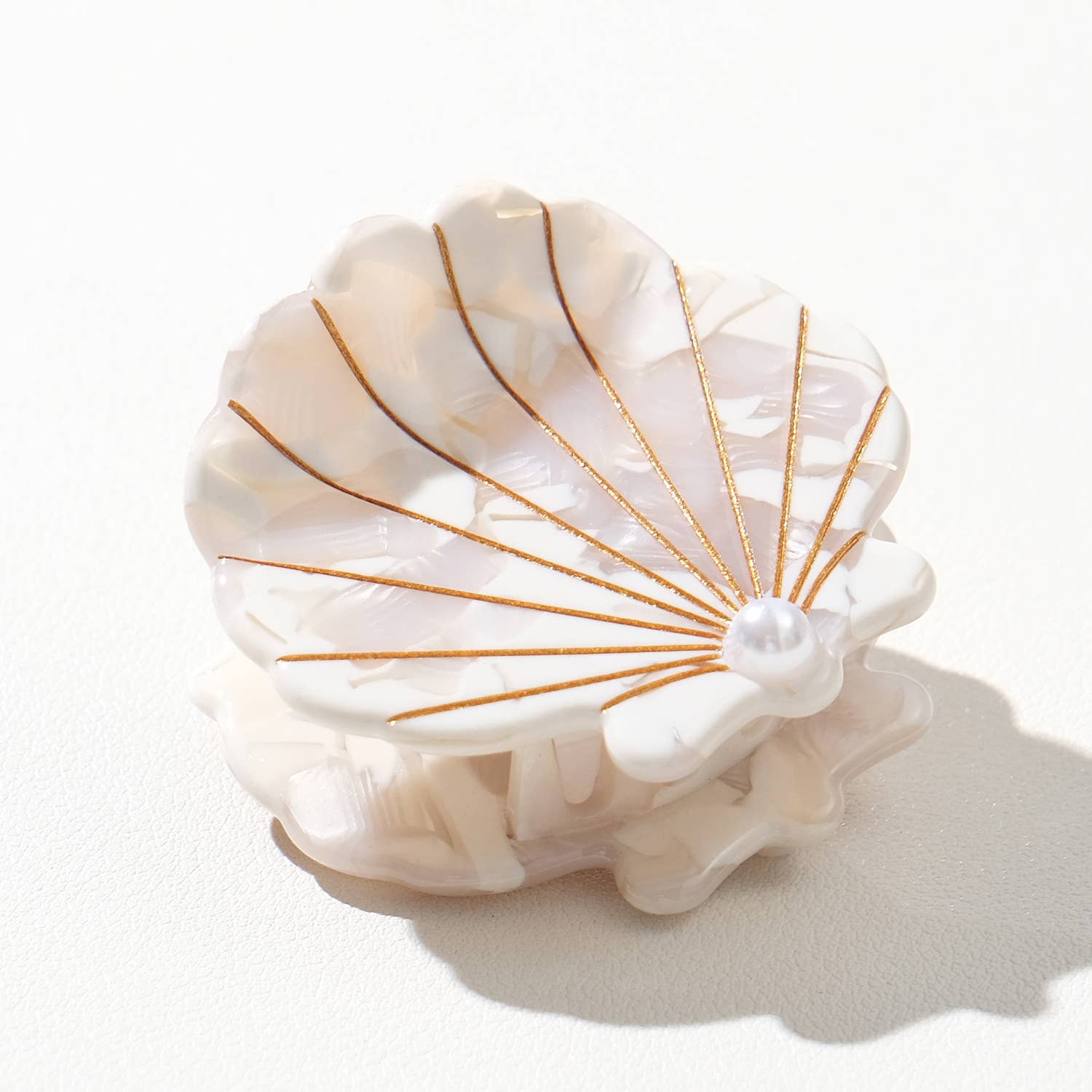 Hair- Pearl Vintage Snow | Seashell with Pearl Claw Clip