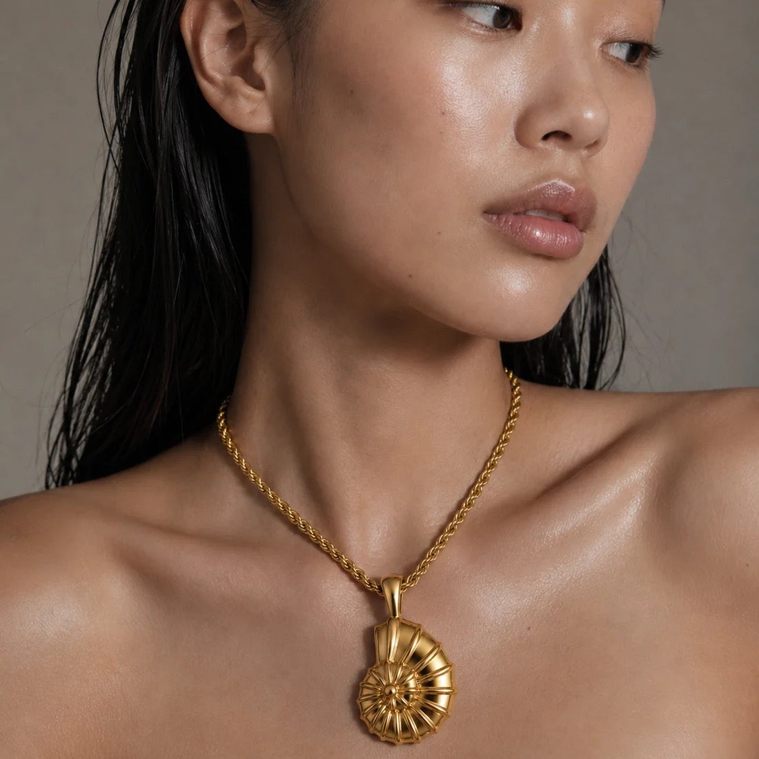 Ellie Vail - Eliana Oversized Shell Pendant Necklace