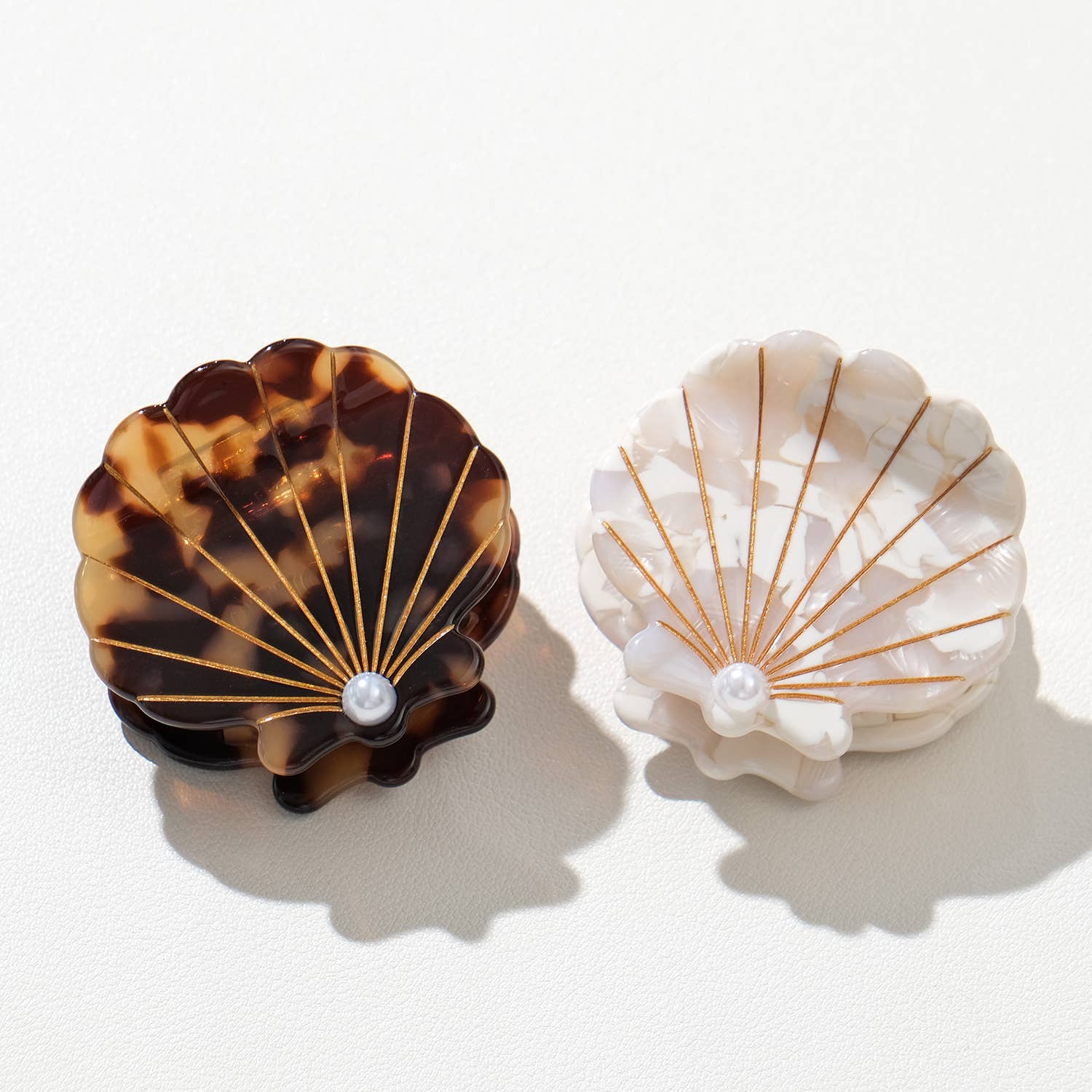 Hair- Pearl Vintage Snow | Seashell with Pearl Claw Clip